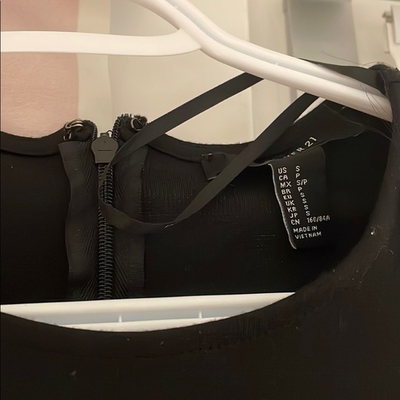 Black dress - Picture 3 of 3